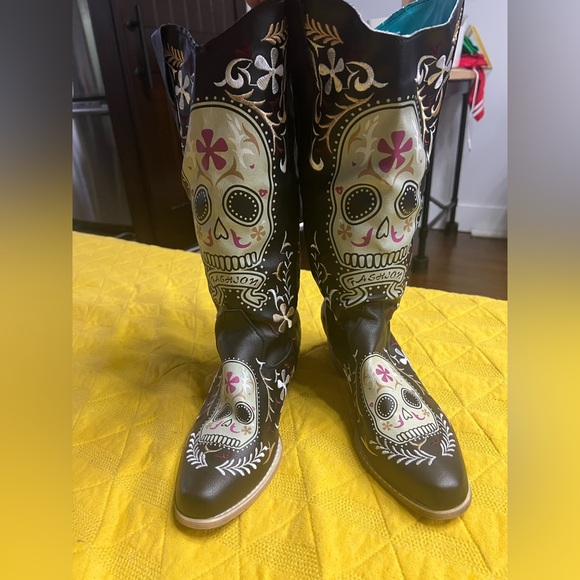 Funky skull cowboy boots!! Size 39. Run small. - Picture 2 of 9